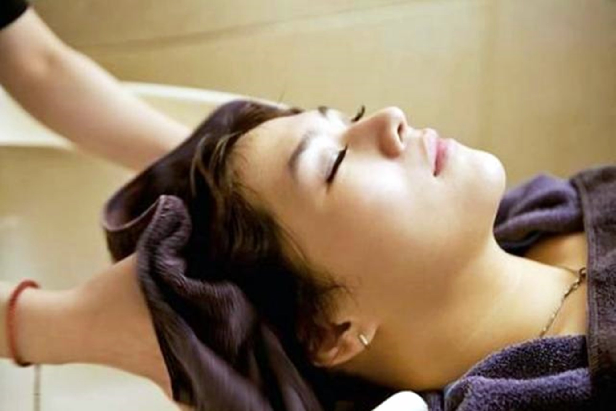 不是吧不是吧,还有人觉得传统坐月子不能洗头的说法是正确的吗?