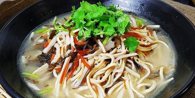 小猫用木耳烩干豆腐丝,家常做法,嫩滑爽口,酸辣过瘾,特下饭