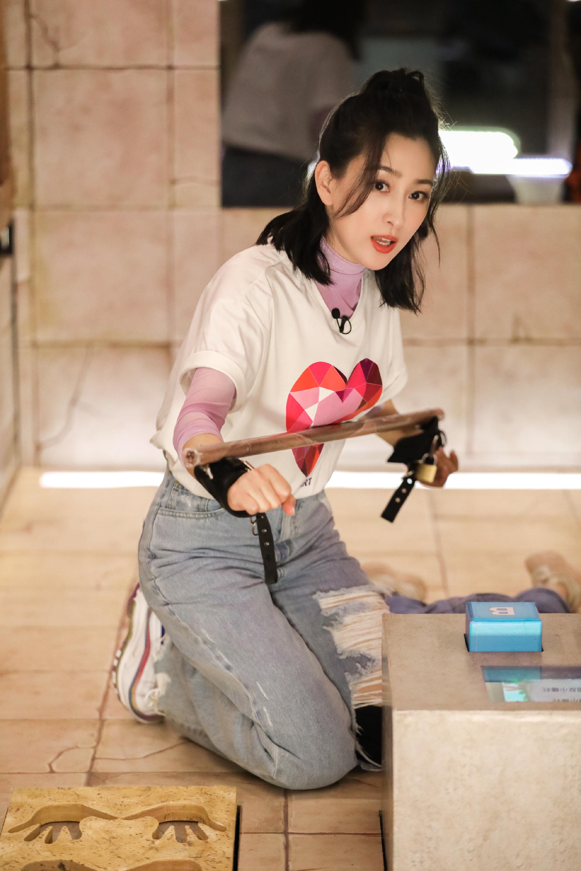 马苏上综艺锁喉烧饼拼劲儿十足秀蛮力绿色运动衣青春减龄