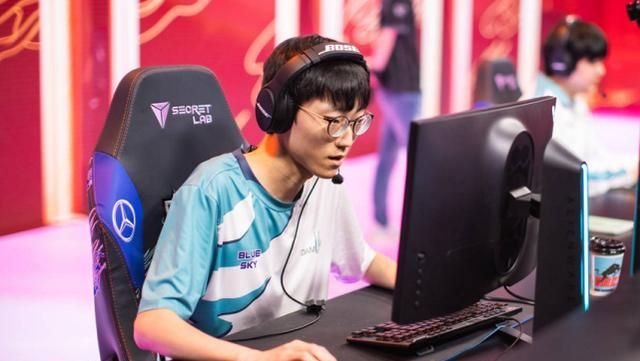 khan离开fpx转身加入dwg网友调侃谁是冠军khan就加入谁