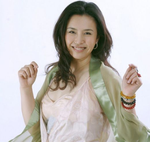 她凭高颜值出道,患病退出演艺圈,如今复出身材已发福走样