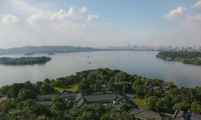 一水抱城,被孤山,白堤,苏堤,杨公堤分隔,形成"一山,二塔,三岛,三堤