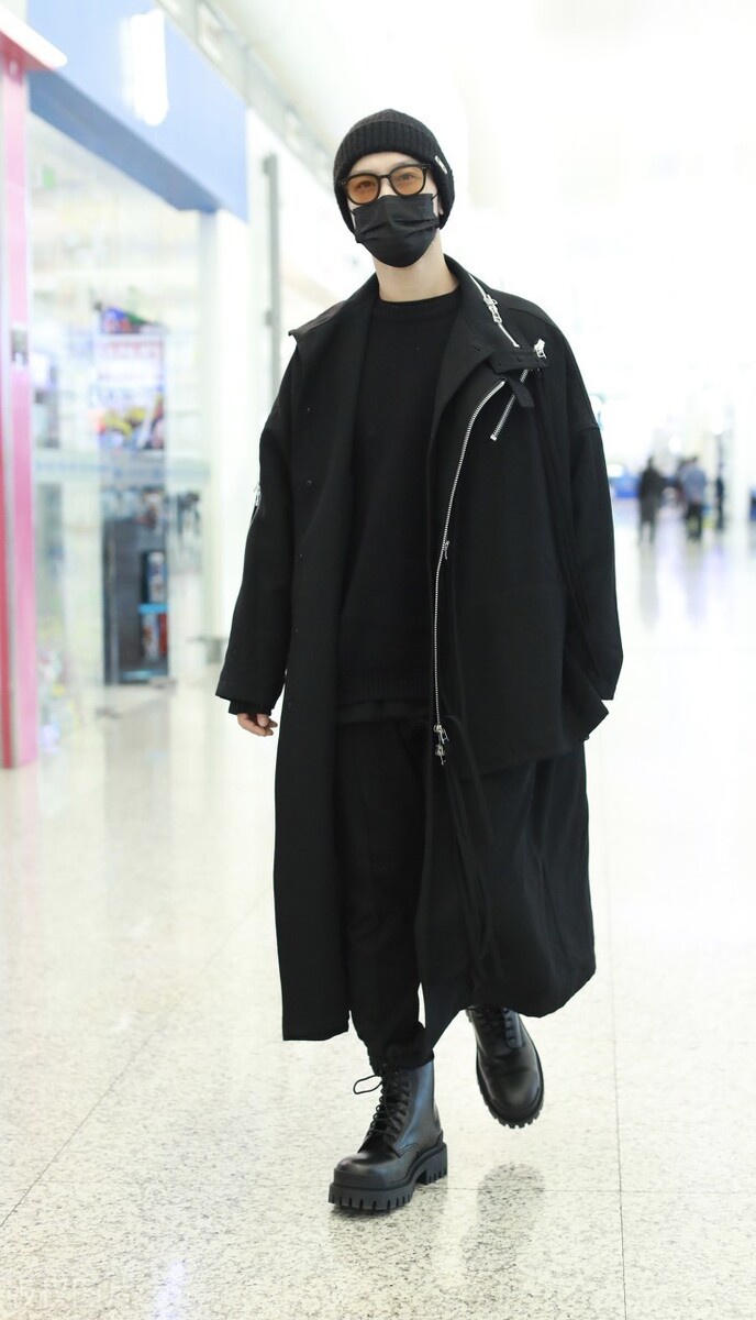 黄晓明一袭黑色现身机场,穿风衣配马丁靴帅气满分