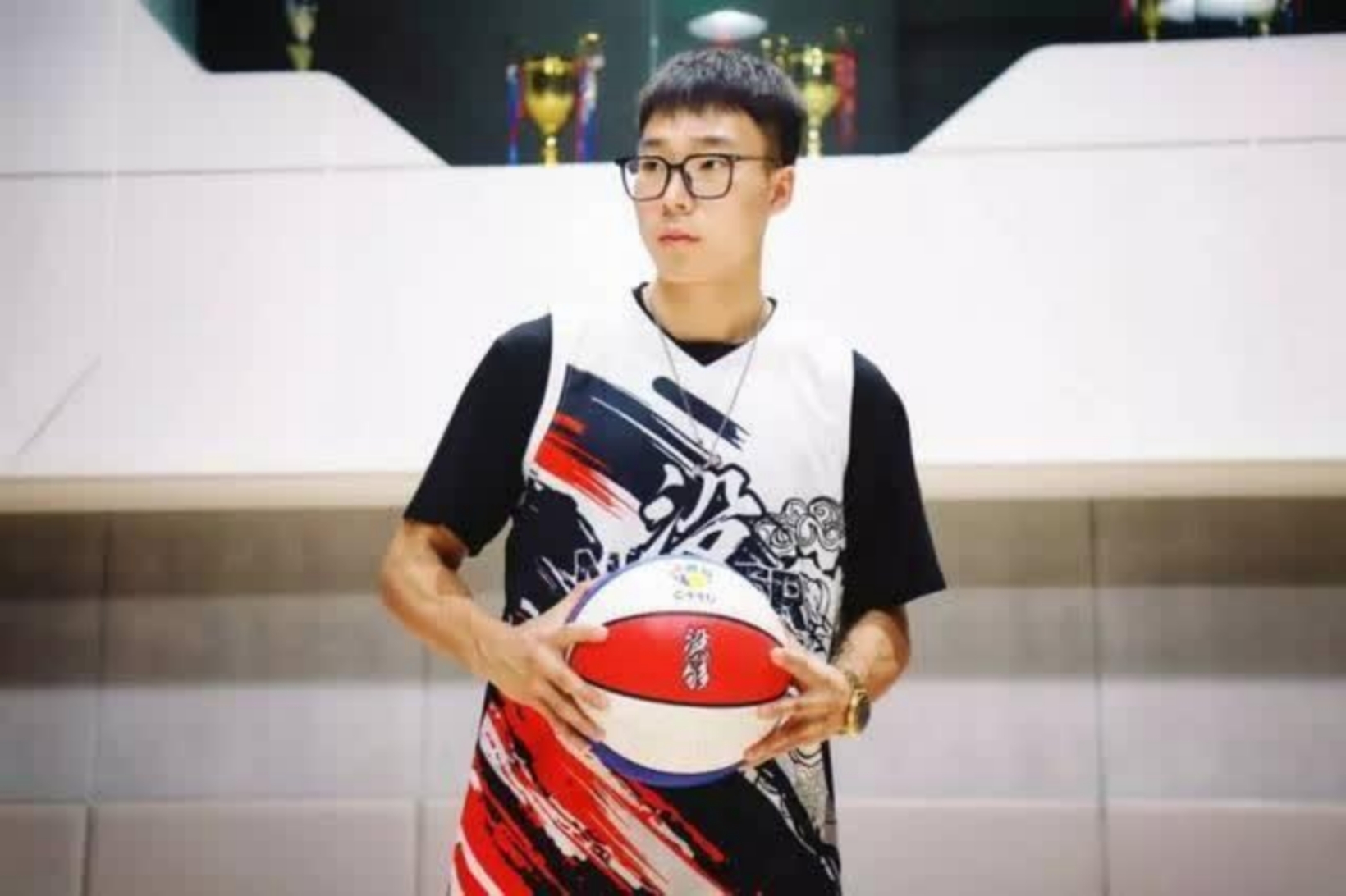 而曾经打爆吴悠的黑人街球手 kiwi-gardner,甚至连cba联赛都打不了,"