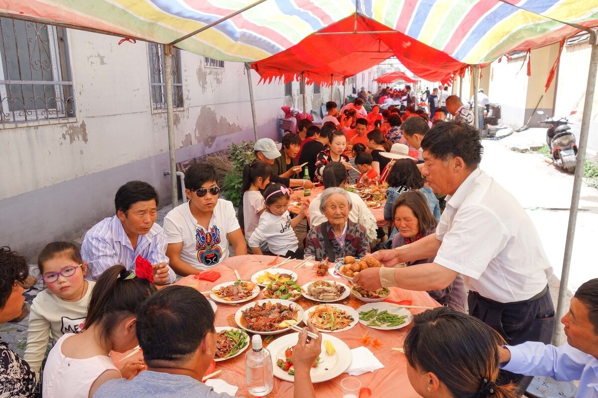 同事乡下办满月酒,随了200份子钱,饭菜一上桌,看得我想逃走