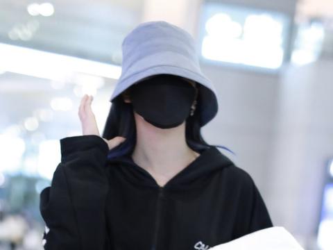 张紫宁戴口罩渔夫帽包裹严实不好认,你认出来了?