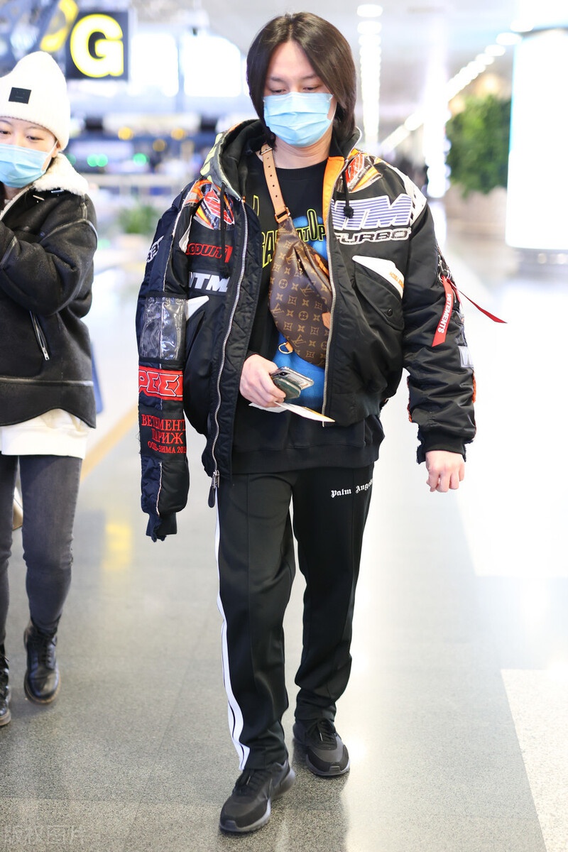 尹正一身赛车服现身机场,一半穿着一半披着很酷
