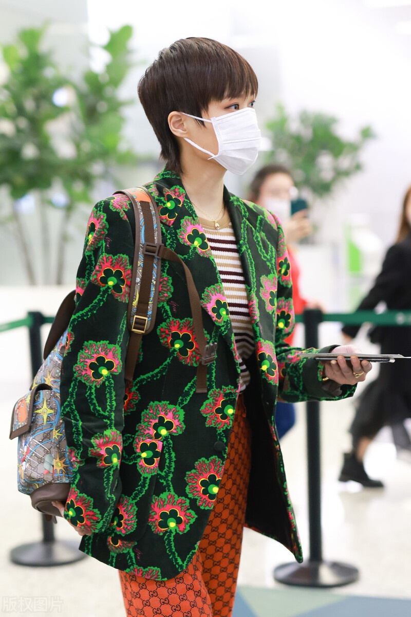 李宇春一袭绿色刺绣小西装现身机场,红色格子裤子红绿配