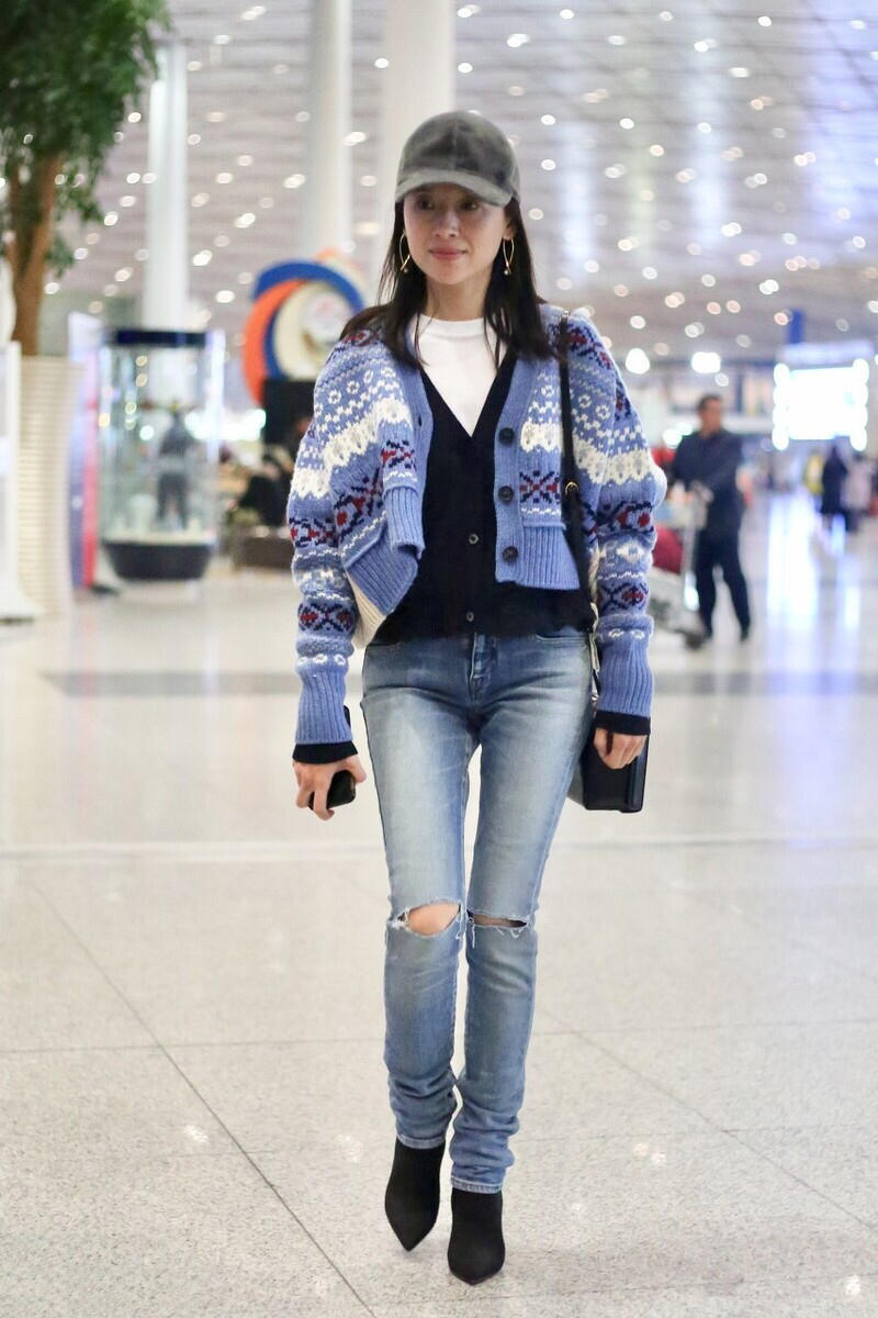董洁舒颜走机场穿针织开衫搭牛仔裤简约洋气网友高颜值任性