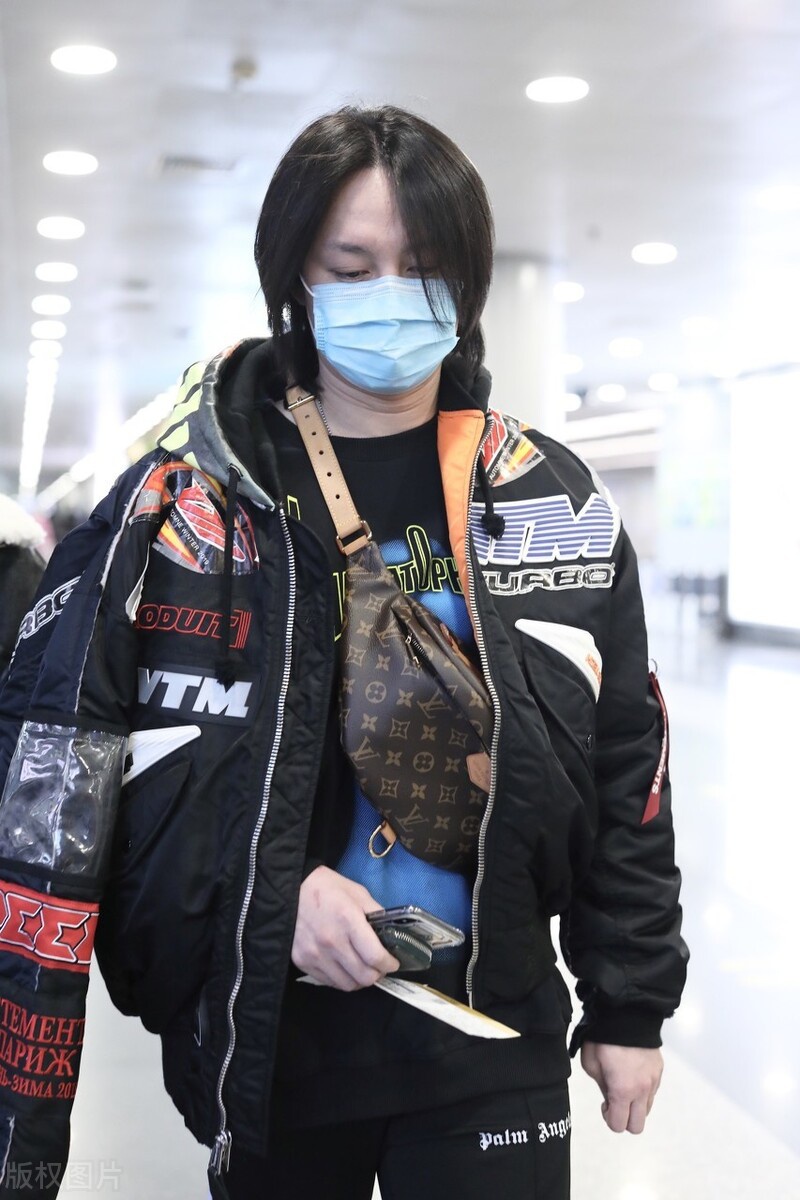 尹正一身赛车服现身机场,一半穿着一半披着很酷