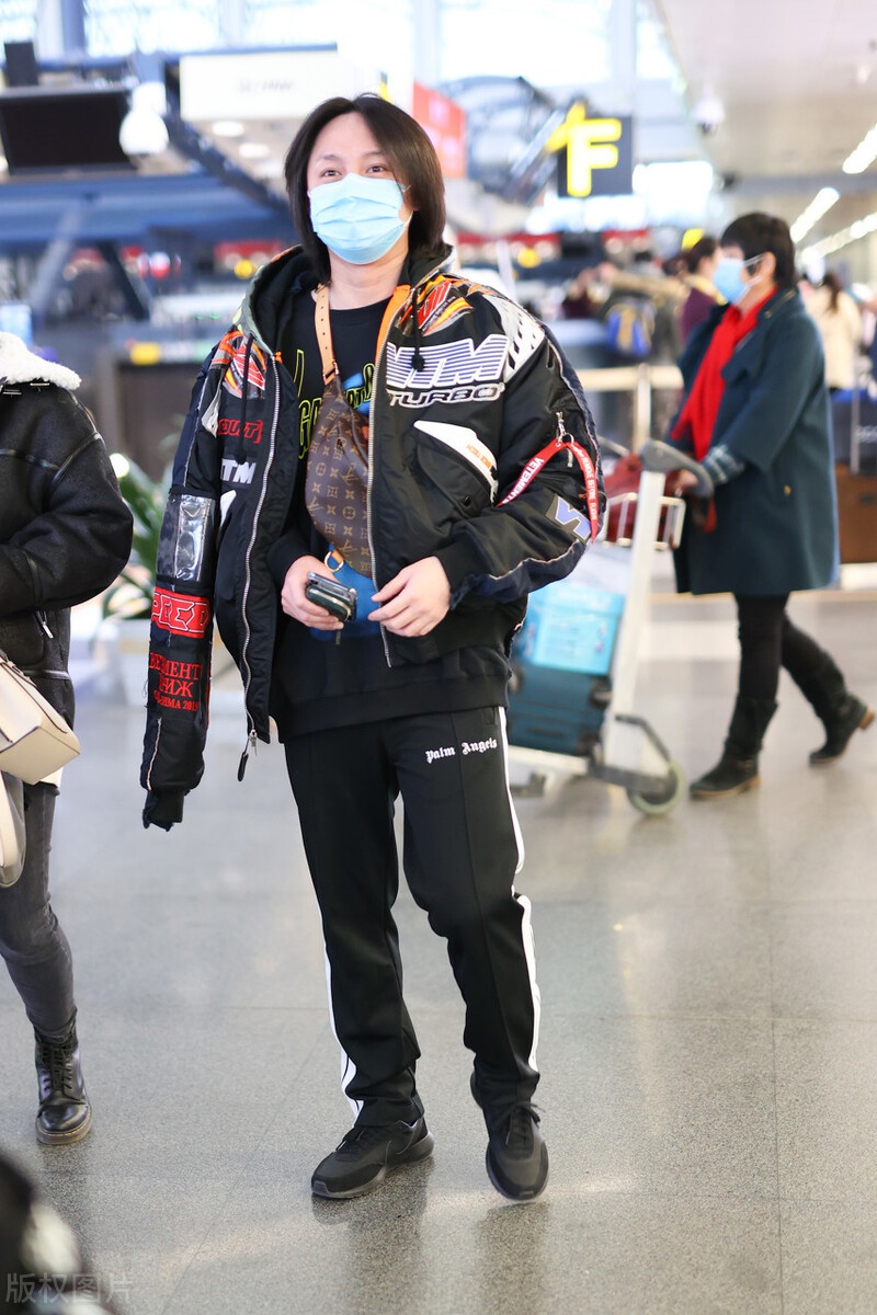 尹正一身赛车服现身机场,一半穿着一半披着很酷