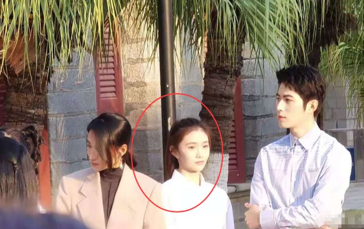 三位90后小花同框我却关注晓彤刘浩存的合影站位很真实