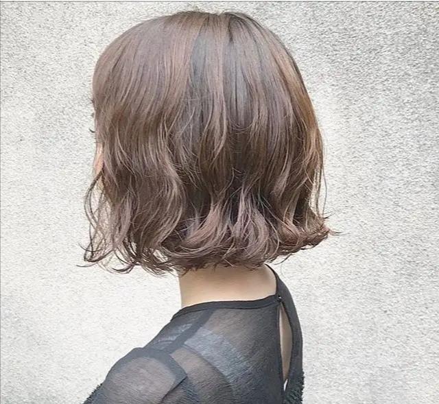 短发怎么烫才不显老今年流行微微烫减龄还有气质