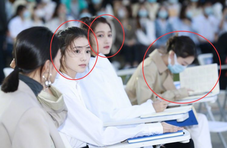 三位90后小花同框我却关注晓彤刘浩存的合影站位很真实