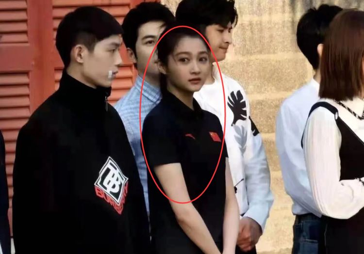 三位90后小花同框我却关注晓彤刘浩存的合影站位很真实