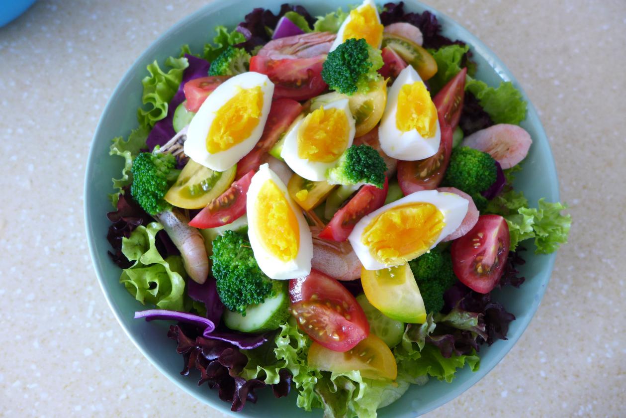 冬天也别忘记减肥鸡蛋蔬菜沙拉做法简单低卡低脂还饱腹