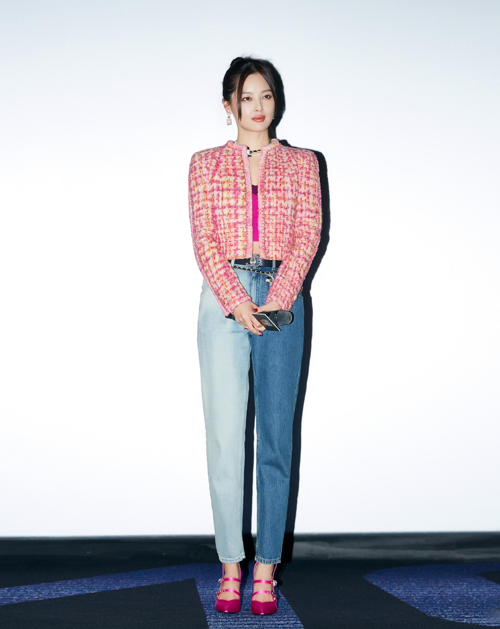 拥有"高级脸"辛芷蕾,穿白黑色滑雪服套装,展现独特时尚气质