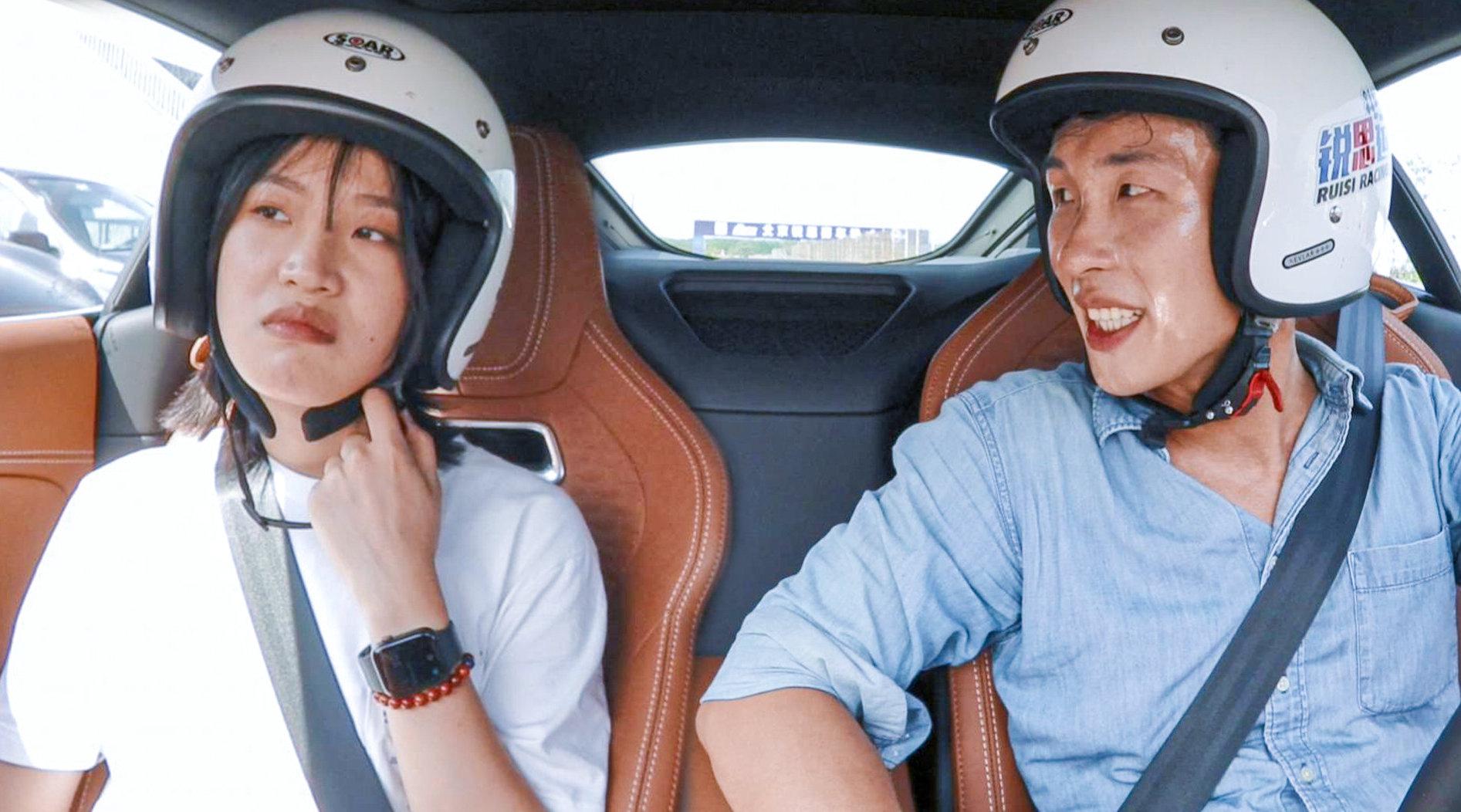 大概是4年前,@极速拍档-小乔 和@极速拍档-jacky 试驾f-type