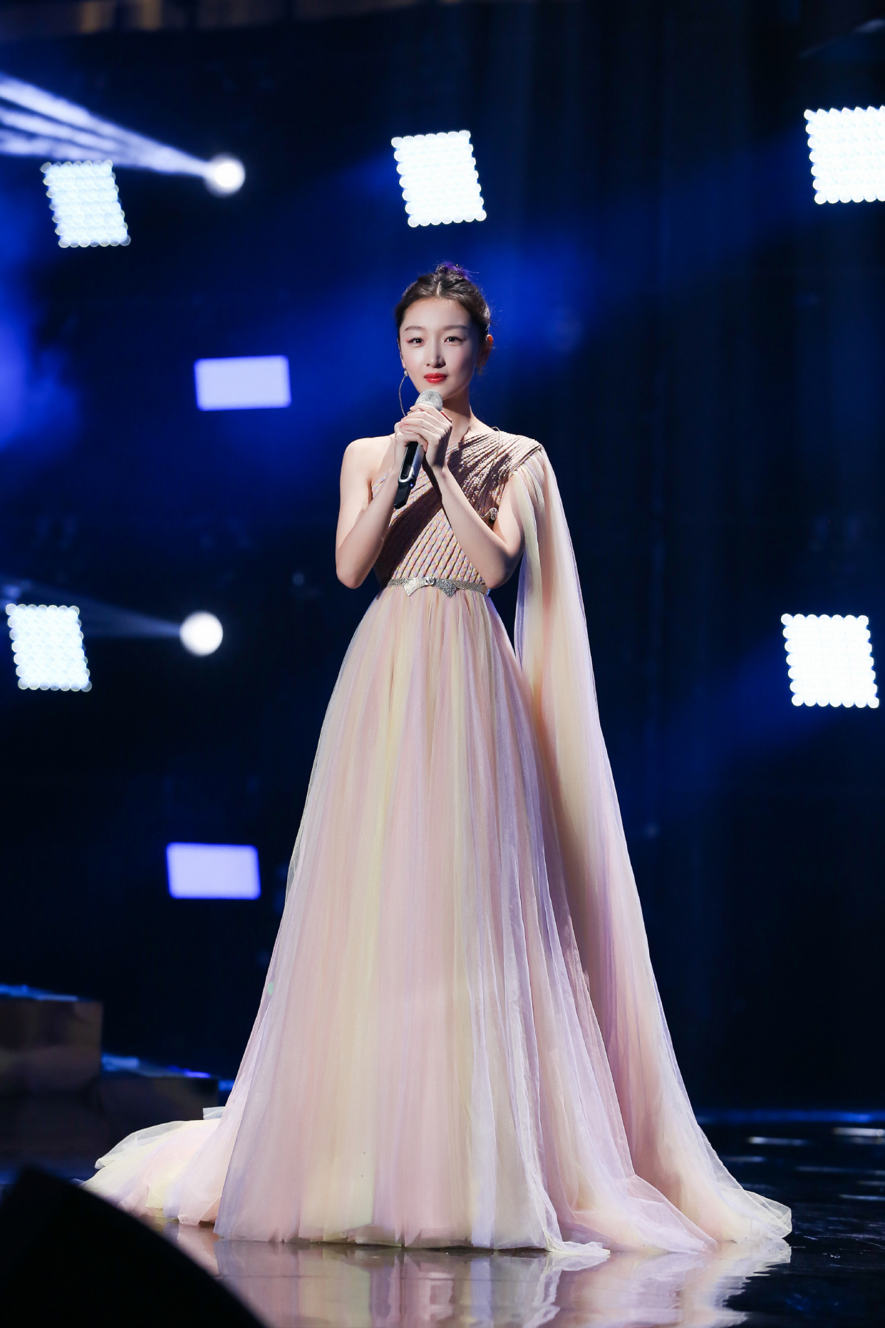 周冬雨的时尚品味没得挑,一袭粉色斜肩礼服优雅高贵,温柔精致