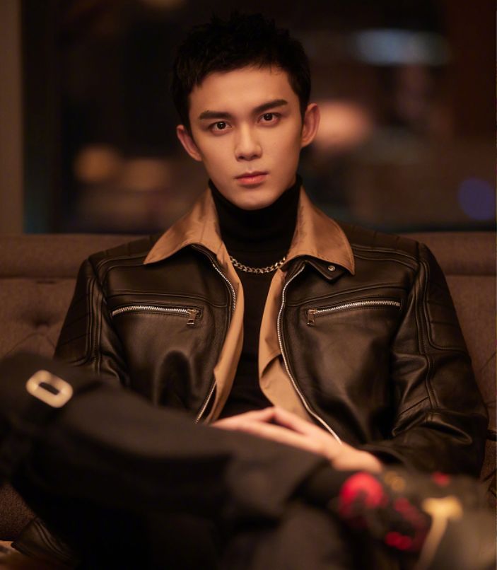 吴磊年代剧路透曝光,三七分复古造型轻松驾驭,颜值依旧在线