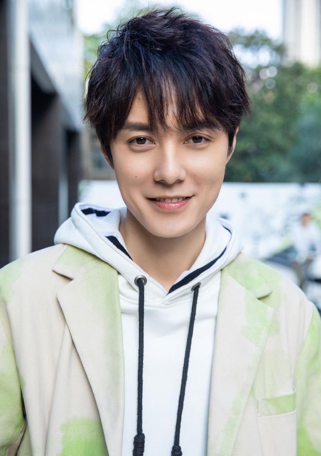 不管是之前的慕承和还是如今的褚嬴,他对于这两个角色的塑造观众都是