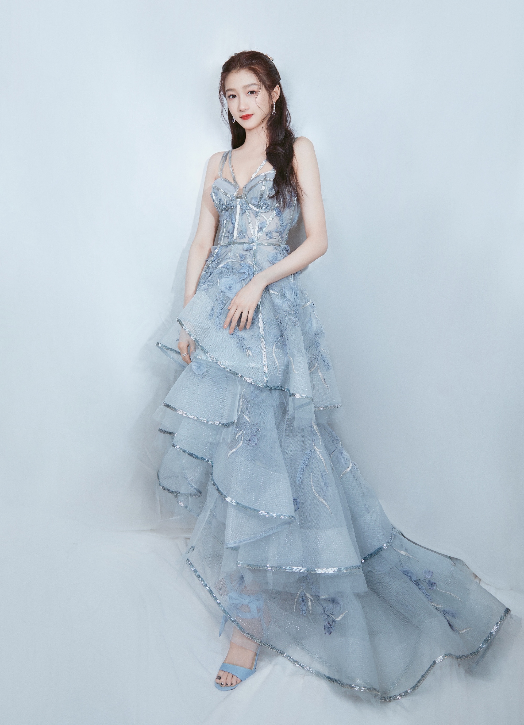 裙摆如同夜空里绚烂的银河,优雅曼妙～配上卷发与蝴蝶发饰,梦幻而浪漫