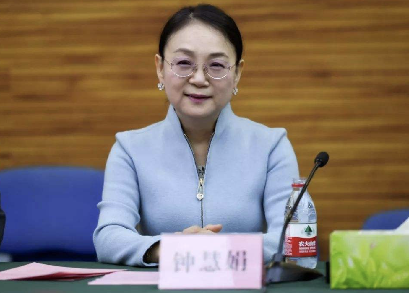 1350亿钟慧娟超越吴亚军医药女王是如何练成的