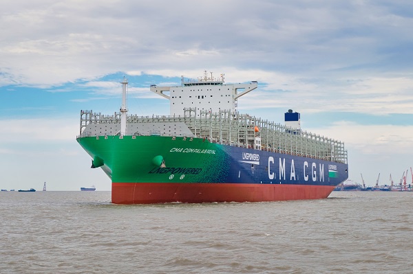 法国达飞集团建造的全球最大23000teu双燃料集装箱船"达飞皇家宫殿"号