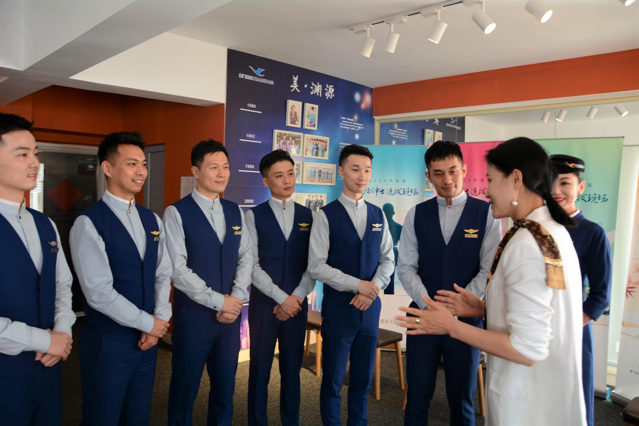 朱文霞(前右)与厦航乘务员就航班安全与服务技能知识进行交流.