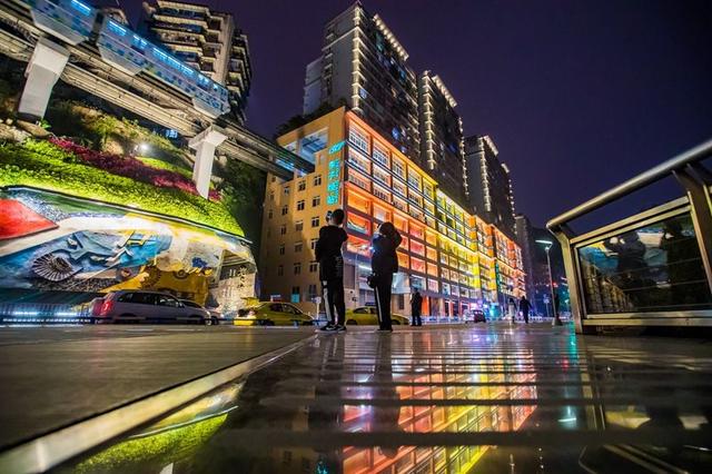 重庆网红列车穿楼车站李子坝站穿上靓丽晚装