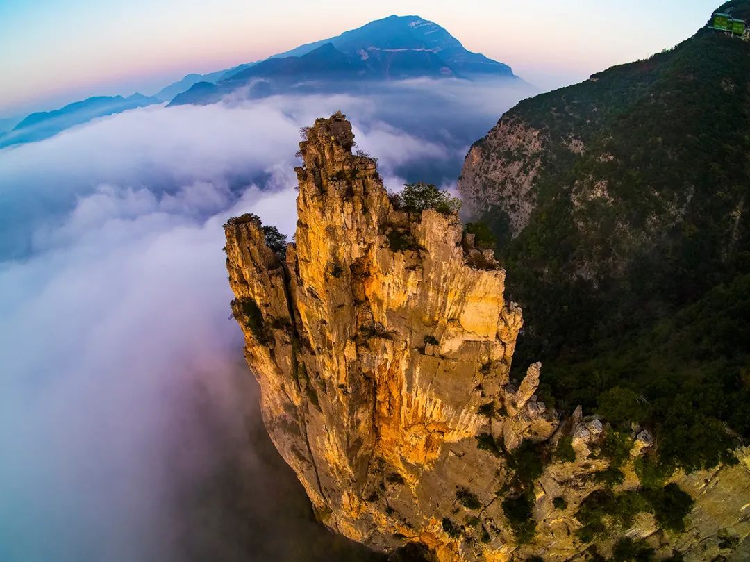 航拍云雾缭绕的巫山神女峰.新华网发(王正坤 摄)
