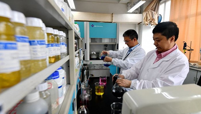 在实验室进行草木染实验.图片来源:王国海/摄