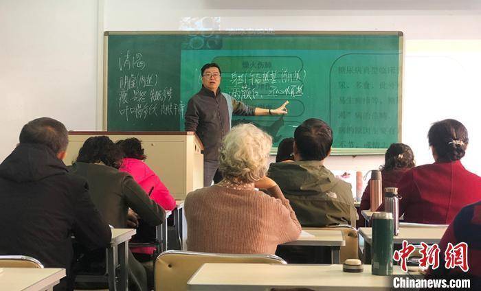 资料图: 老人在长春中医药大学老年课堂上课. 郭佳 摄