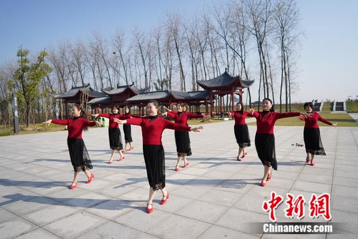 湖北省荆州市江陵县滨江公园，市民正在公园晨练跳舞。刘湃 摄