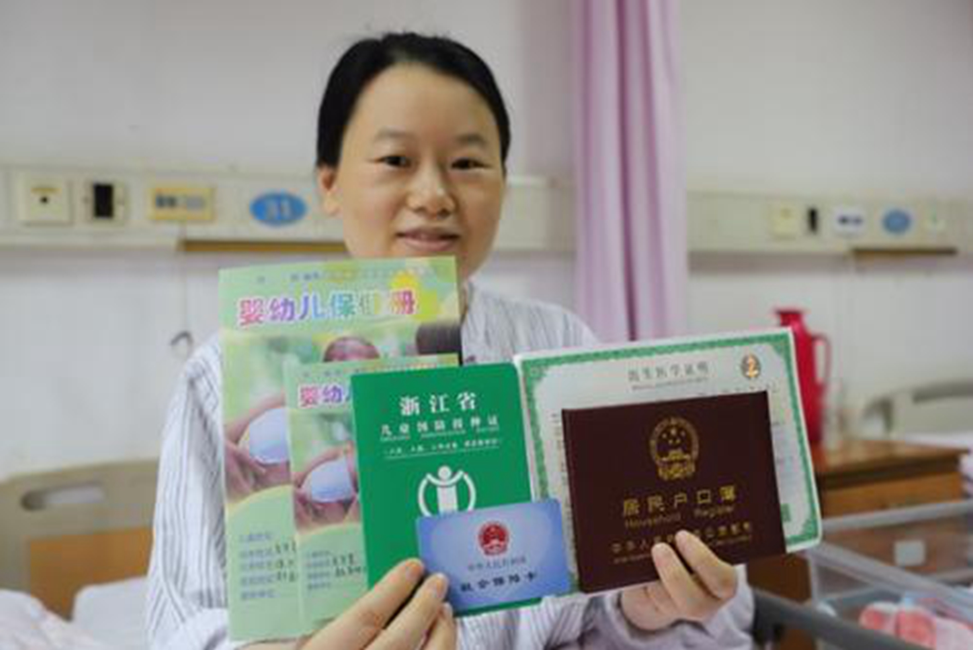 如果当地没有网上办理这项服务,父母可以拿同样的证件到医保中心进行