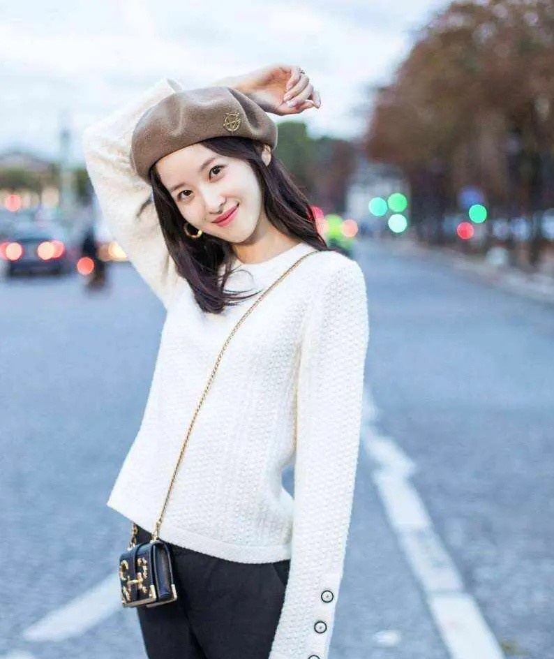 刘强东妻子章泽天晒照庆生,手戴婚戒力证幸福,打扮知性更自信了