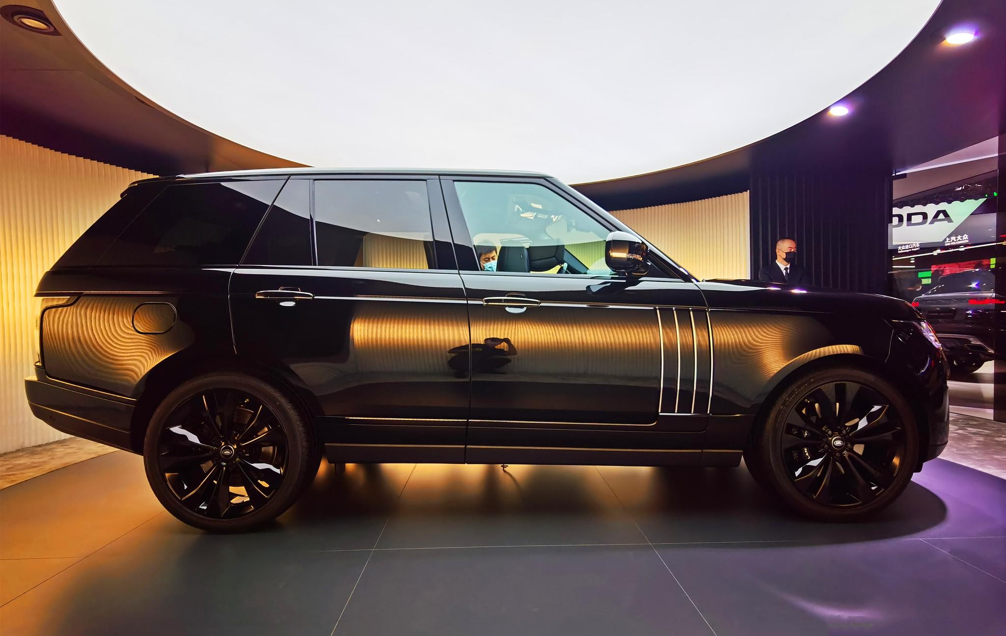 路虎揽胜的顶级型号,全新揽胜sva耀夜运动版,8缸动力配四驱