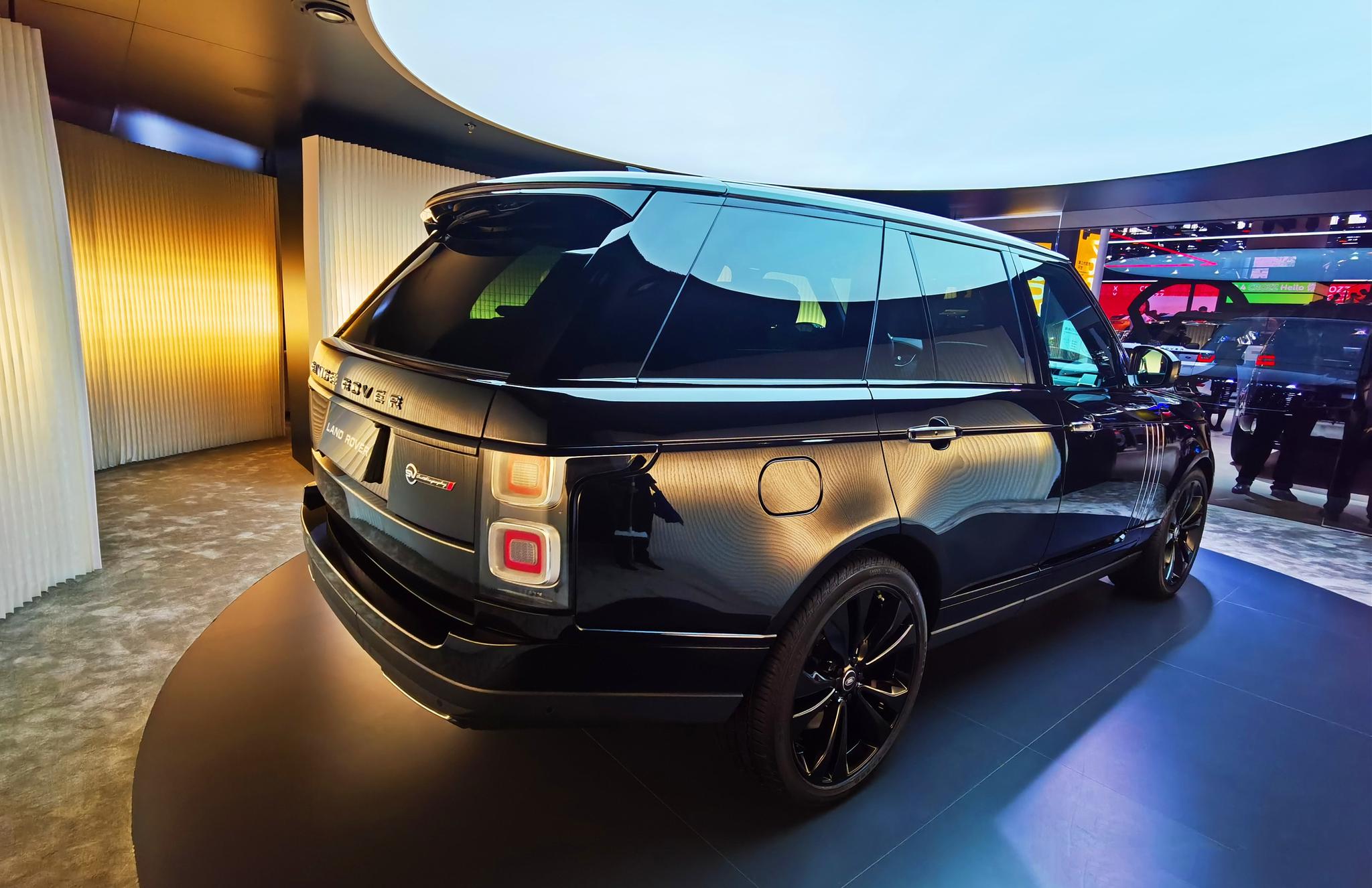 路虎揽胜的顶级型号,全新揽胜sva耀夜运动版,8缸动力配四驱