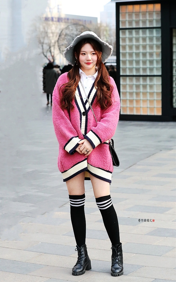 街拍:穿长筒袜不输高筒靴的美女