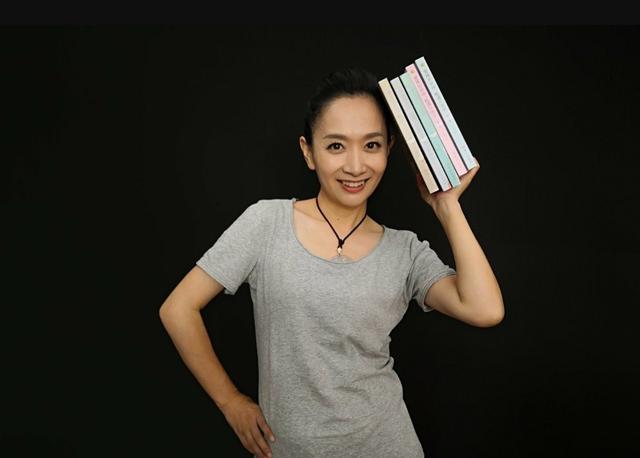 主持人王芳舞台脱鞋,穿10厘米高跟鞋站8个小时,却被嘲不雅观