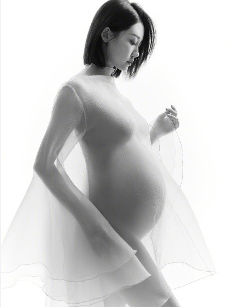 作为古典舞专业出身的苗苗,虽然是怀孕,可气质却依旧没有