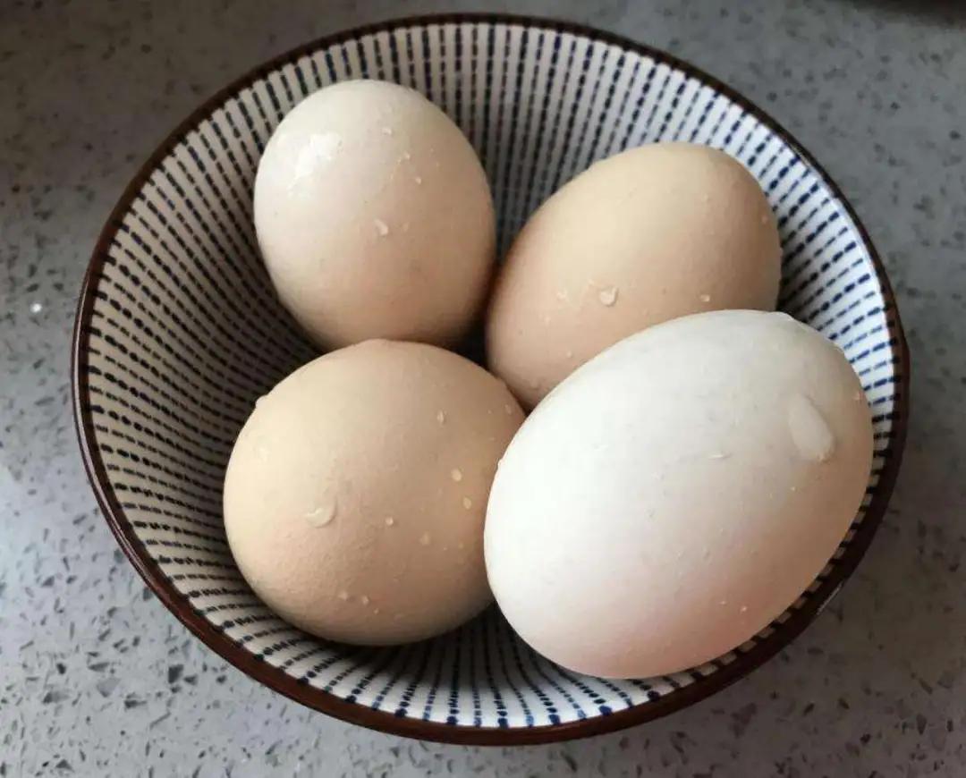 水煮鸡蛋不可马上下锅煮大厨教你一招鸡蛋鲜嫩蛋壳一碰就掉