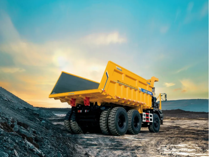 矿山超能王中国最大吨位汽车底盘工程运输车