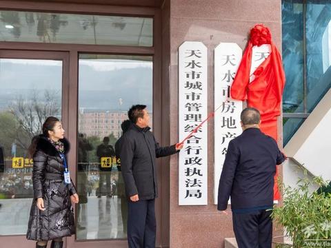 市政府副秘书长黄建东主持仪式.