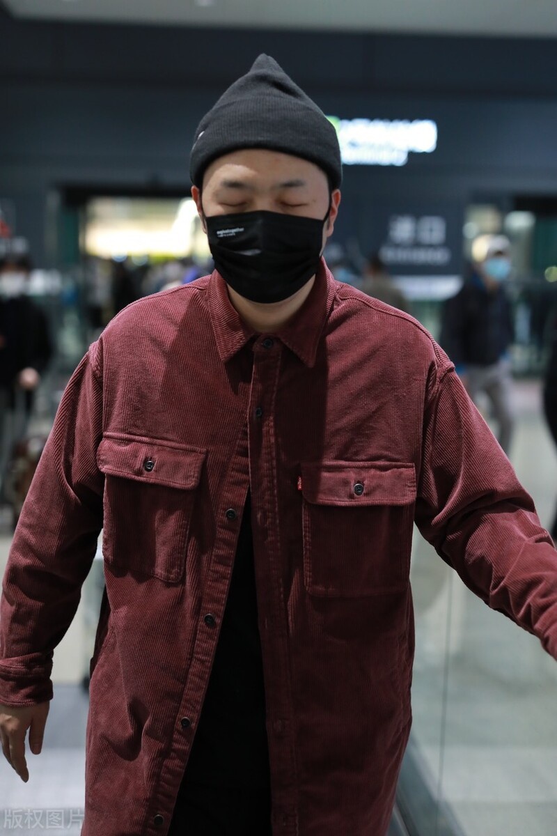 杜海涛穿红色灯芯绒衬衫现身机场,头戴针织帽还是蛮可爱