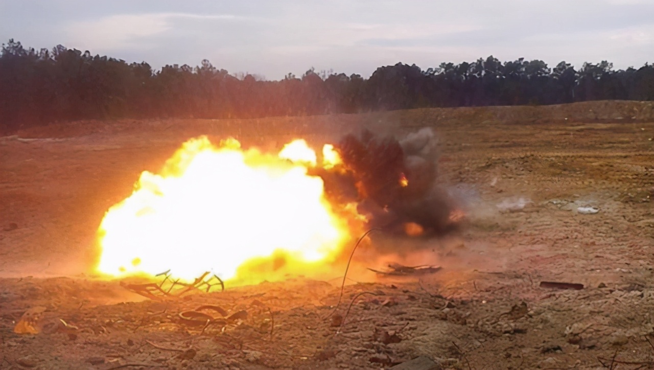 平民乘汽车,不慎压上亚美尼亚士兵从纳卡地区撤退时埋下的地雷,当场