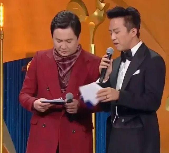 网友偶遇邓超沈腾,两个人穿睡衣站阳台互望,上演偶像剧情超搞怪