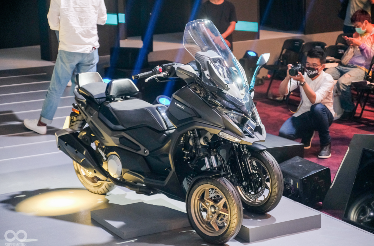 光阳带鸟嘴的adv踏板dt x360,倒三轮版ak550亮相