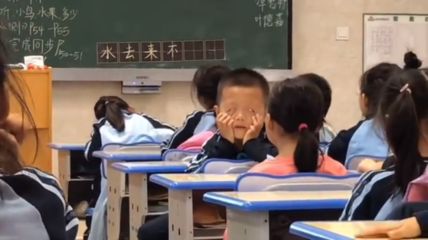 小男孩上课扮鬼脸逗笑小女孩火了网友这么不给老师面子吗
