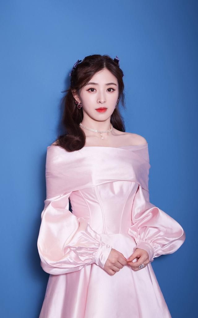 演员张含韵娴静犹如花照水行动好比风扶柳来看美照